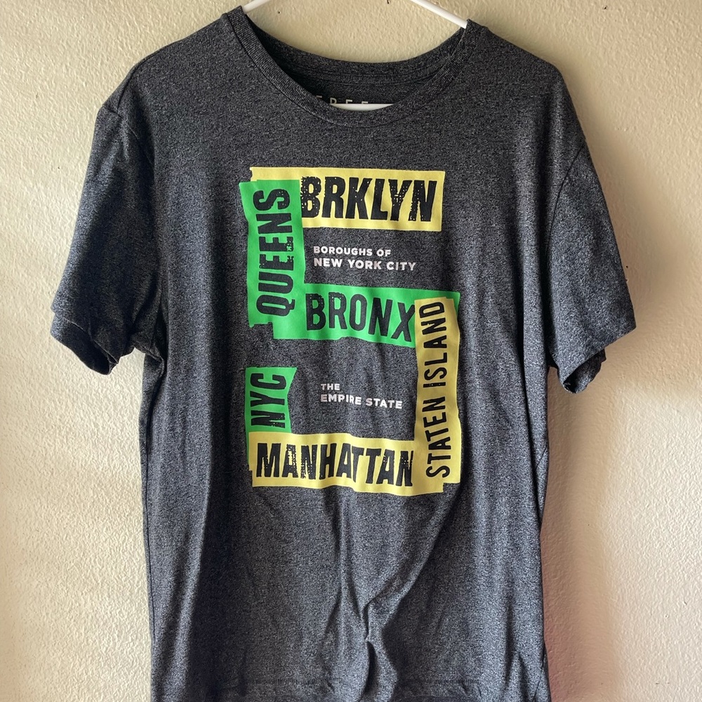 Gray graphic tee in good condition size L
